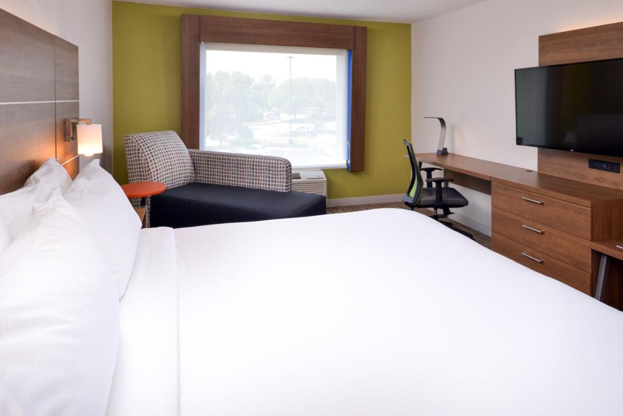Leisure King Room - Non-Smoking at Holiday Inn Express & Suites Omaha - 120th and Maple by IHG