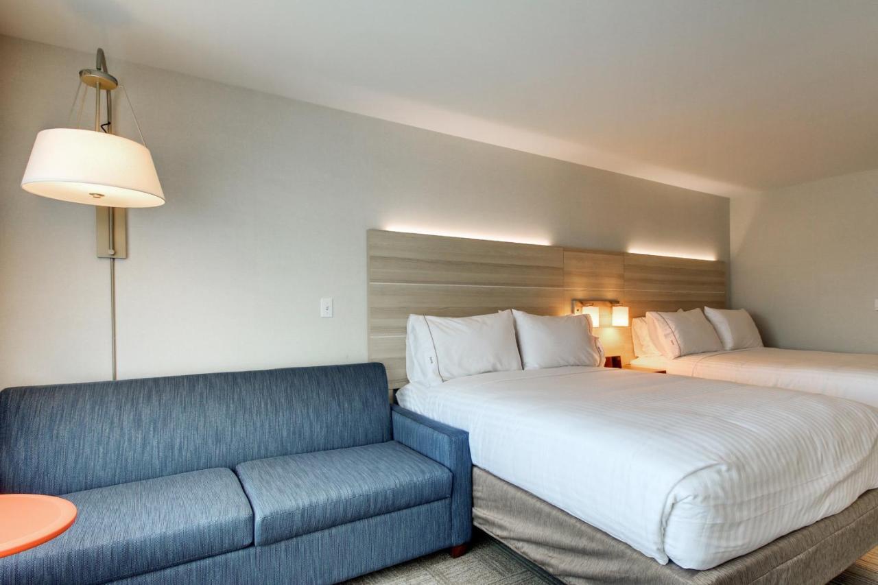 Queen Suite with Two Queen Beds - Disability Access Roll in Shower/Non-Smoking at Holiday Inn Express & Suites Galesburg by IHG