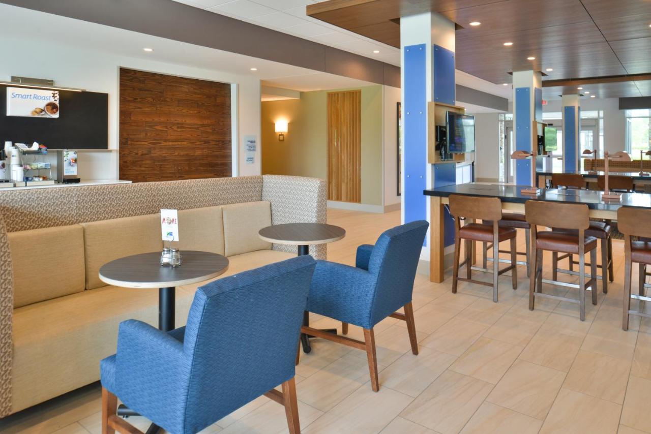  | Holiday Inn Express & Suites Omaha Airport