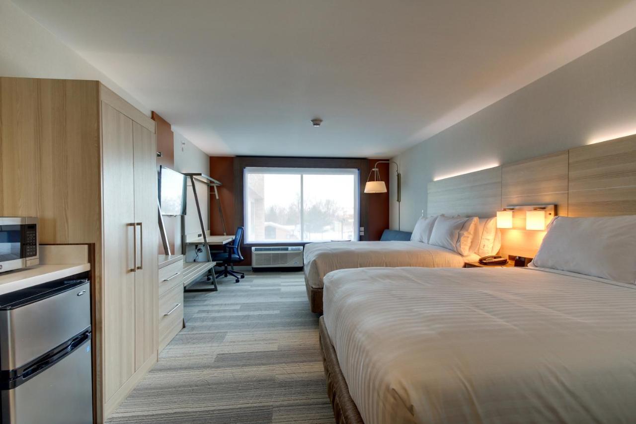 Queen Suite with Two Queen Beds - Disability Access Roll in Shower/Non-Smoking at Holiday Inn Express & Suites Galesburg by IHG