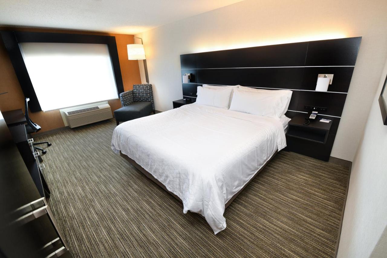 King Room at Holiday Inn Express Hotel & Suites Grand Forks by IHG