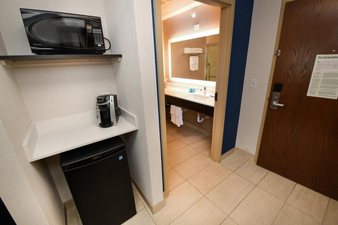 King Room at Holiday Inn Express Hotel & Suites Grand Forks by IHG