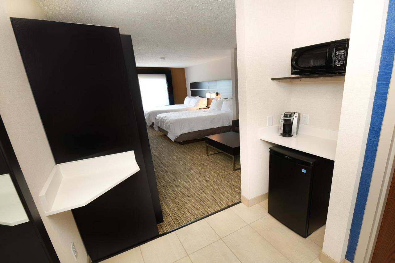 Queen Room with Two Queen Beds - Hearing Accessible at Holiday Inn Express Hotel & Suites Grand Forks by IHG