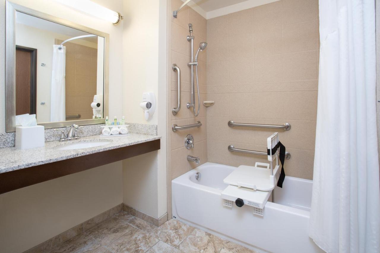Queen Suite - Disability Access at Holiday Inn Express & Suites Glendive by IHG