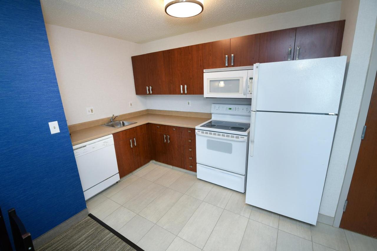 Queen Suite with Kitchenette at Holiday Inn Express Hotel & Suites Grand Forks by IHG