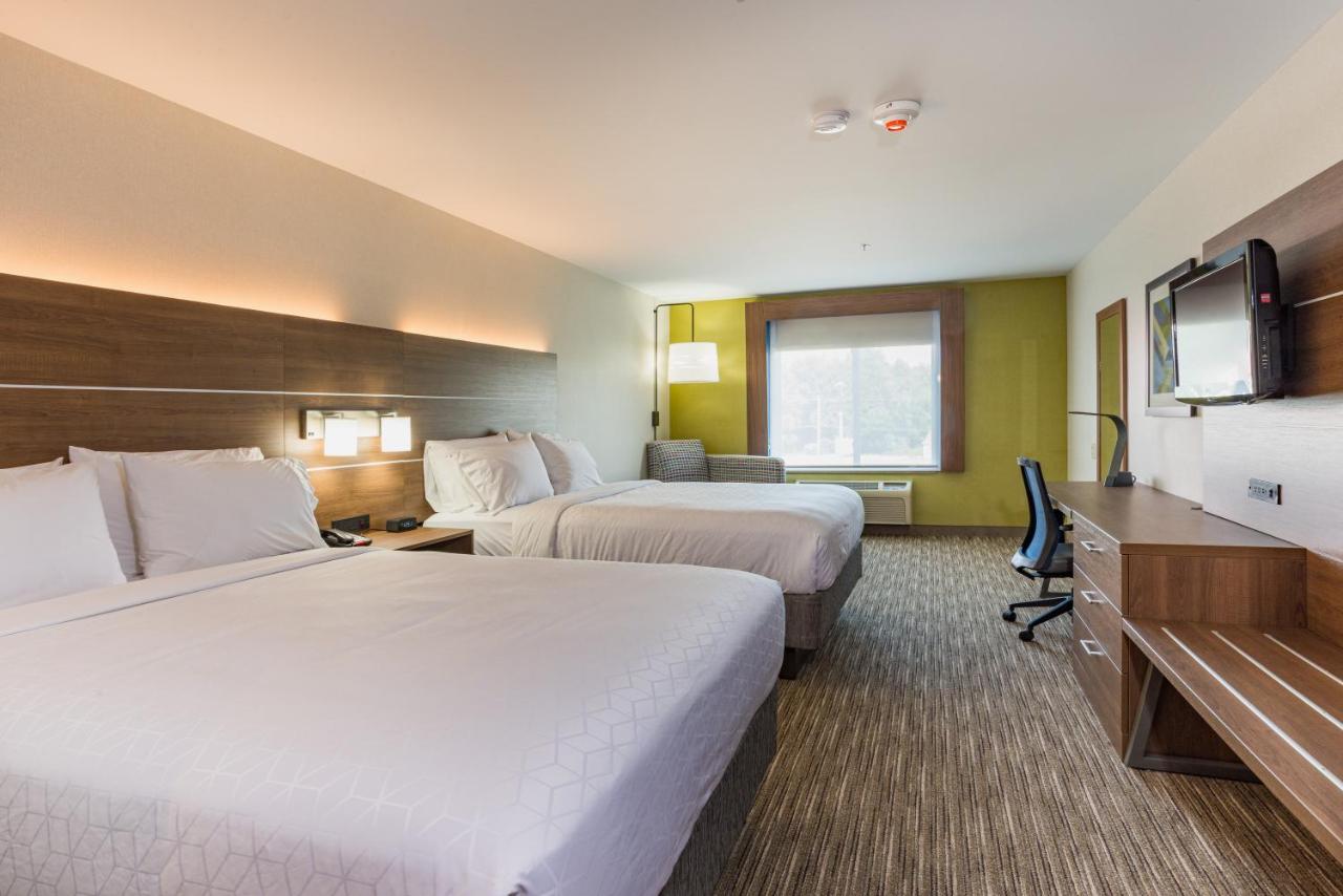 Queen Room with Two Queen Beds at Holiday Inn Express Hotel & Suites Swansea by IHG