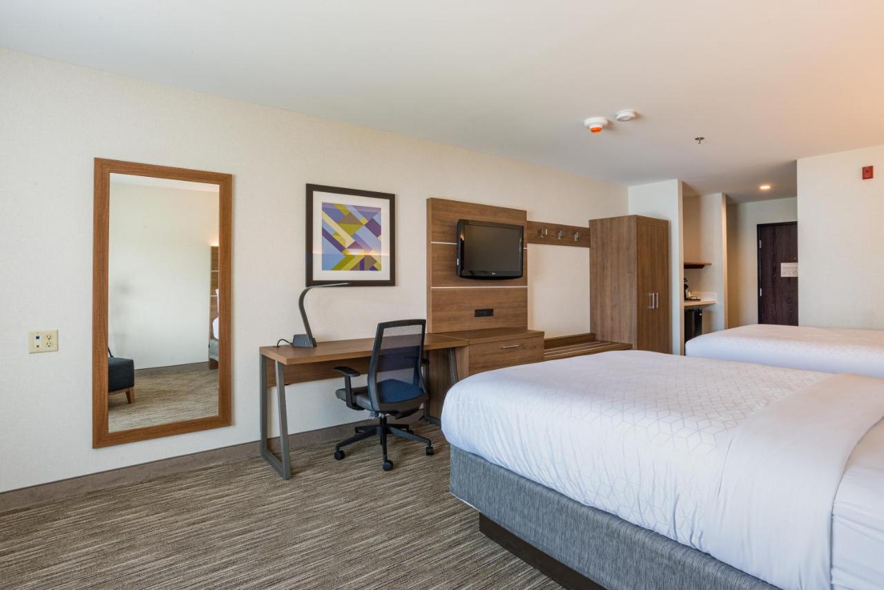 Queen Room with Two Queen Beds at Holiday Inn Express Hotel & Suites Swansea by IHG