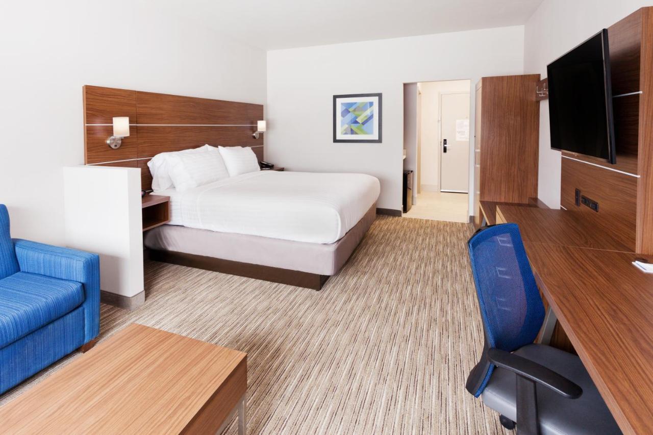 Suite - Hearing Accessible - Non-Smoking at Holiday Inn Express & Suites Cartersville by IHG