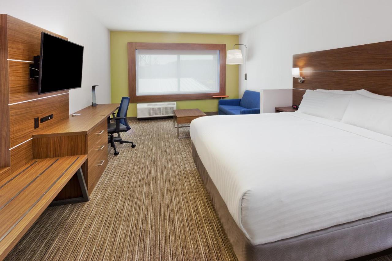 Suite - Mobility Accessible at Holiday Inn Express & Suites Cartersville by IHG