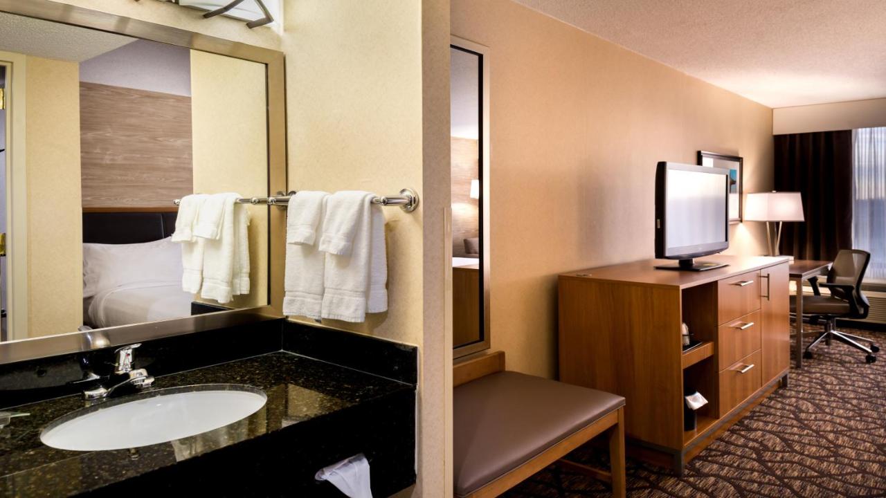 King Room - Disability Access at Holiday Inn Hotel & Suites Warren by IHG