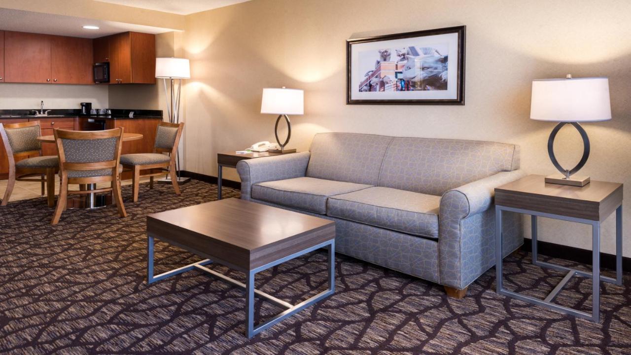 One-Bedroom Suite with Sofa Bed at Holiday Inn Hotel & Suites Warren by IHG