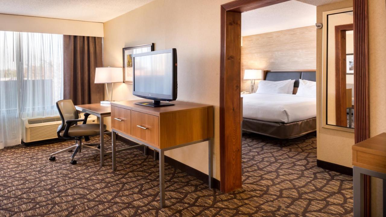 Executive King Suite at Holiday Inn Hotel & Suites Warren by IHG