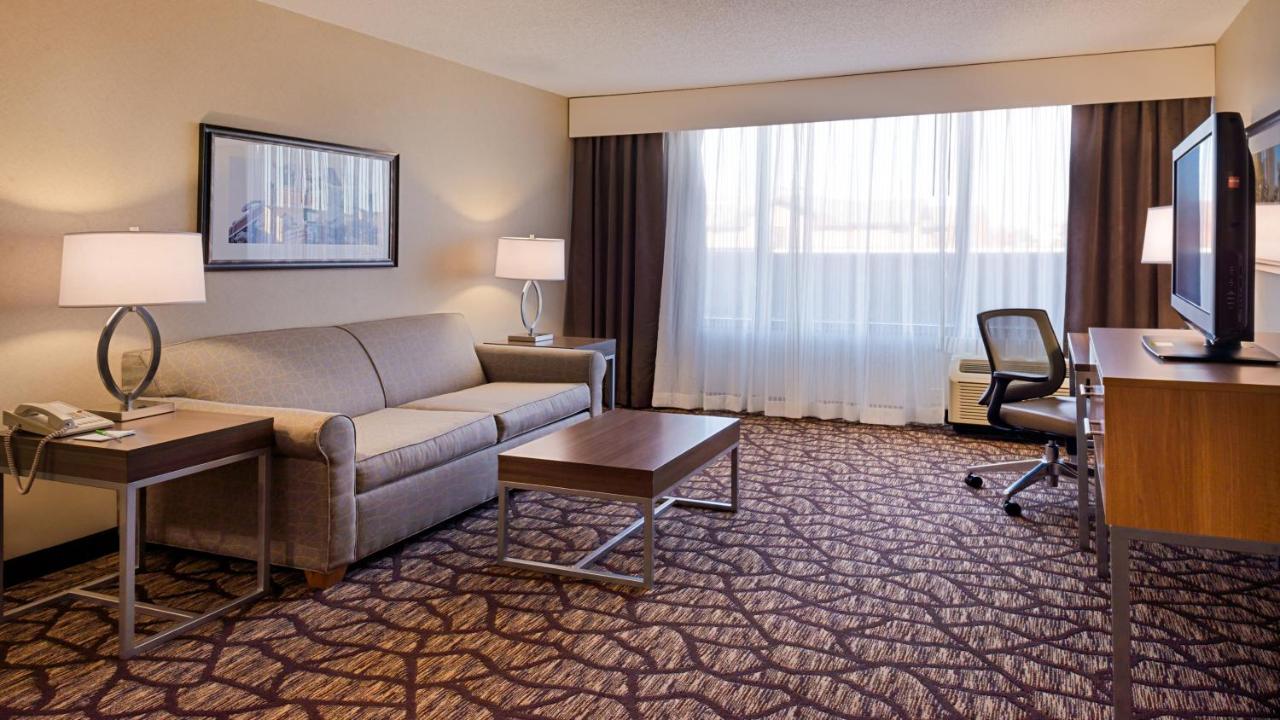 One-Bedroom Suite with Sofa Bed at Holiday Inn Hotel & Suites Warren by IHG