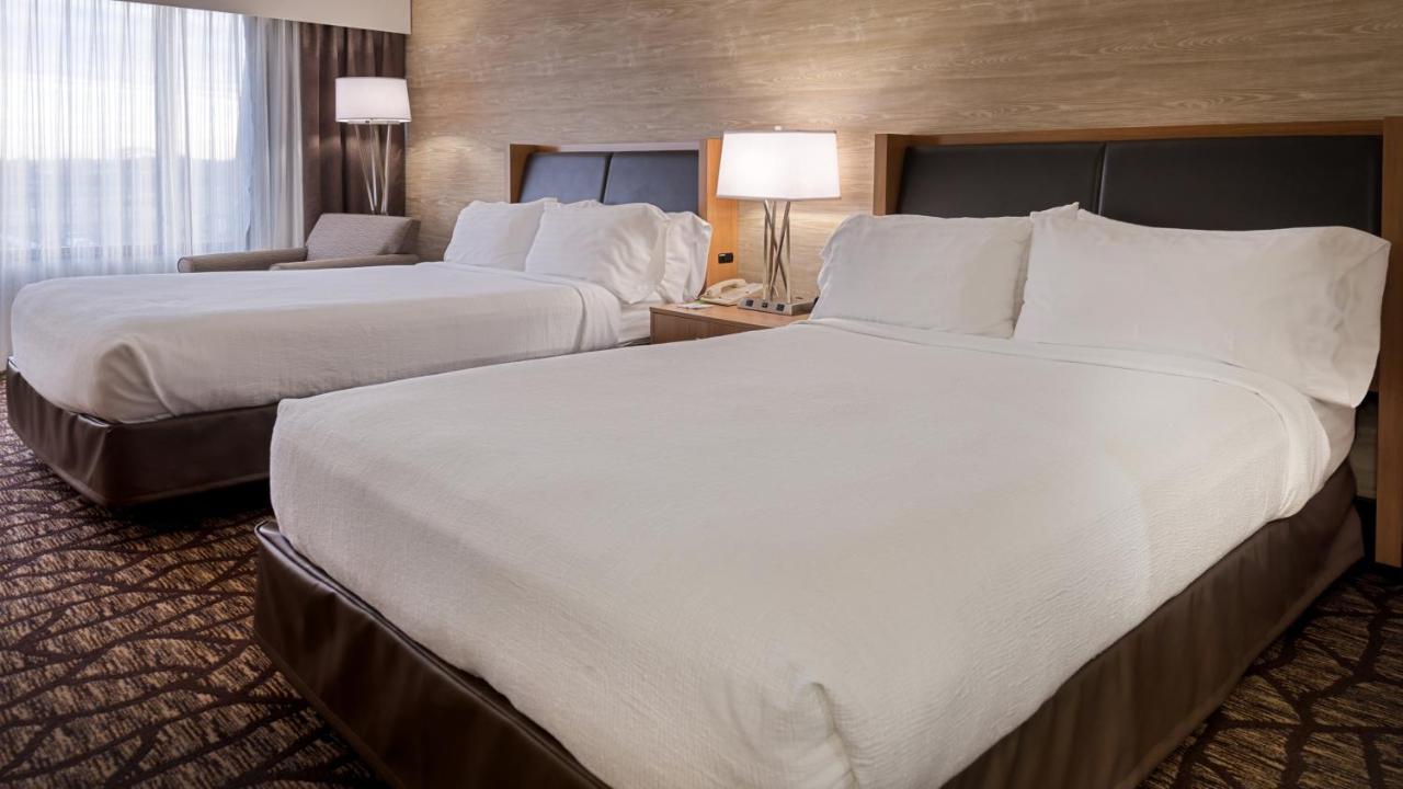 Double Room with Two Double Beds at Holiday Inn Hotel & Suites Warren by IHG