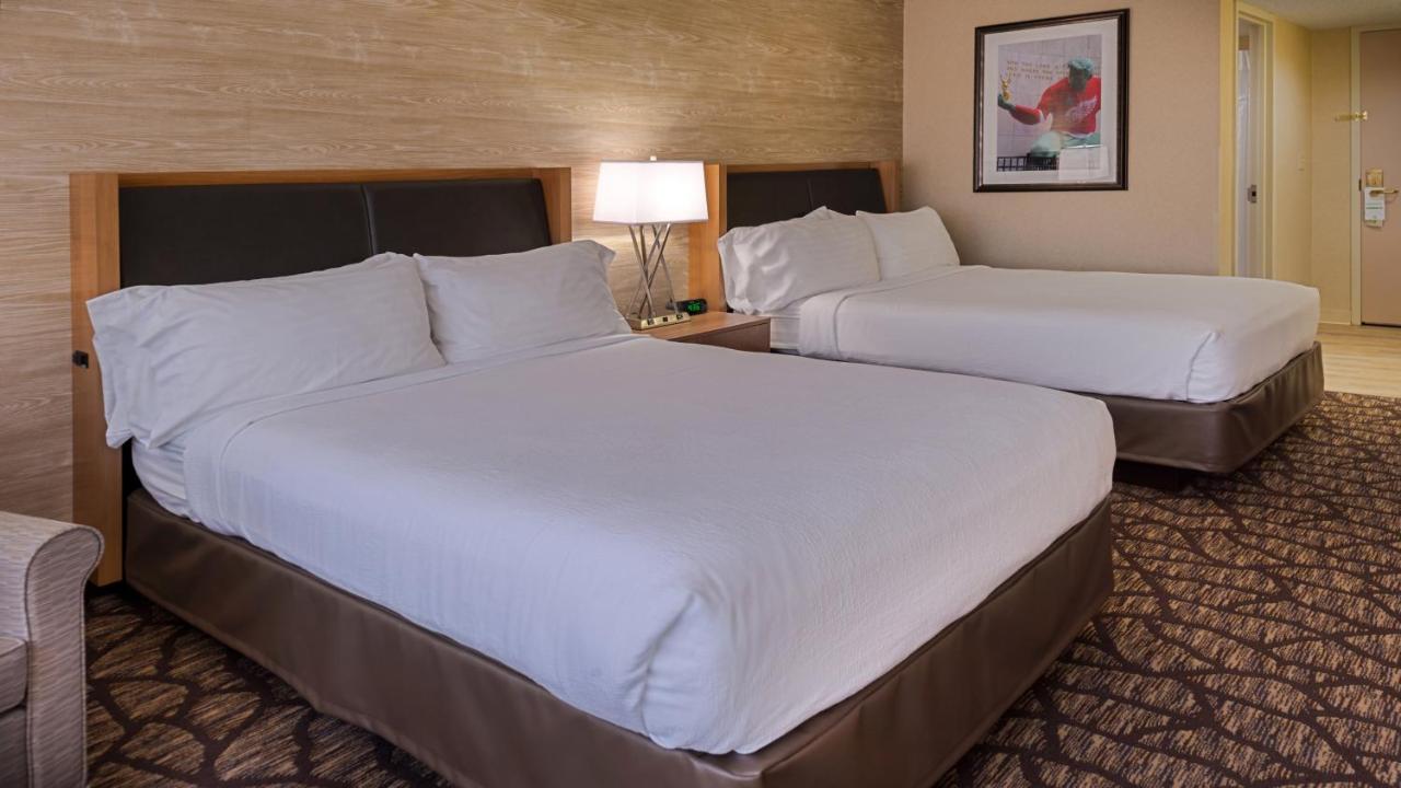 Double Room with Two Double Beds at Holiday Inn Hotel & Suites Warren by IHG