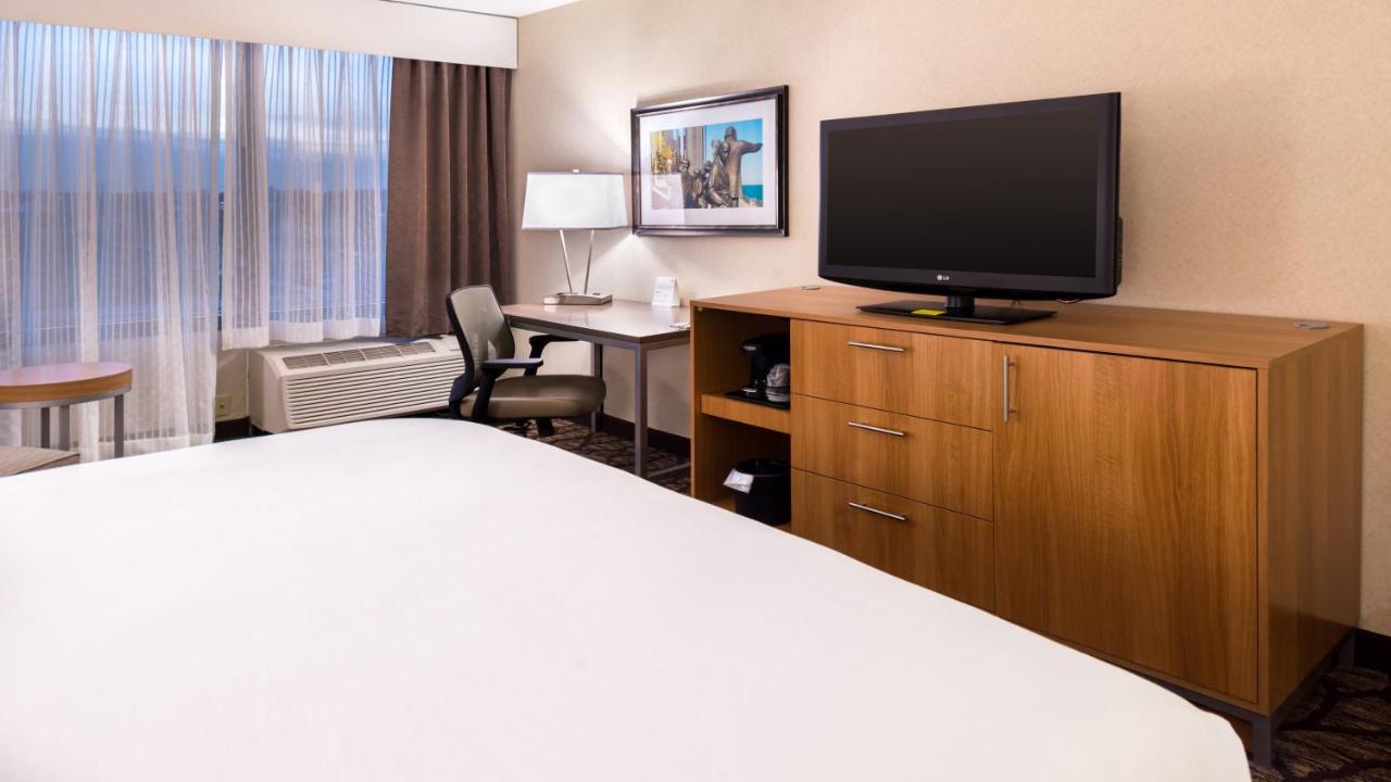King Room - Disability Access at Holiday Inn Hotel & Suites Warren by IHG