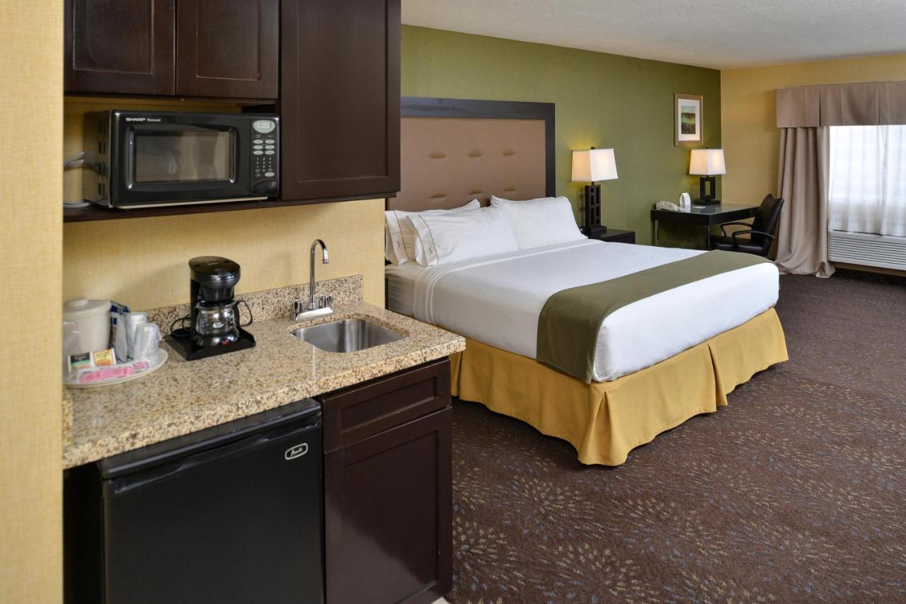 Deluxe King Room with Bath Tub - Hearing Accessible at Holiday Inn Express Hotel & Suites Charlotte, an IHG Hotel