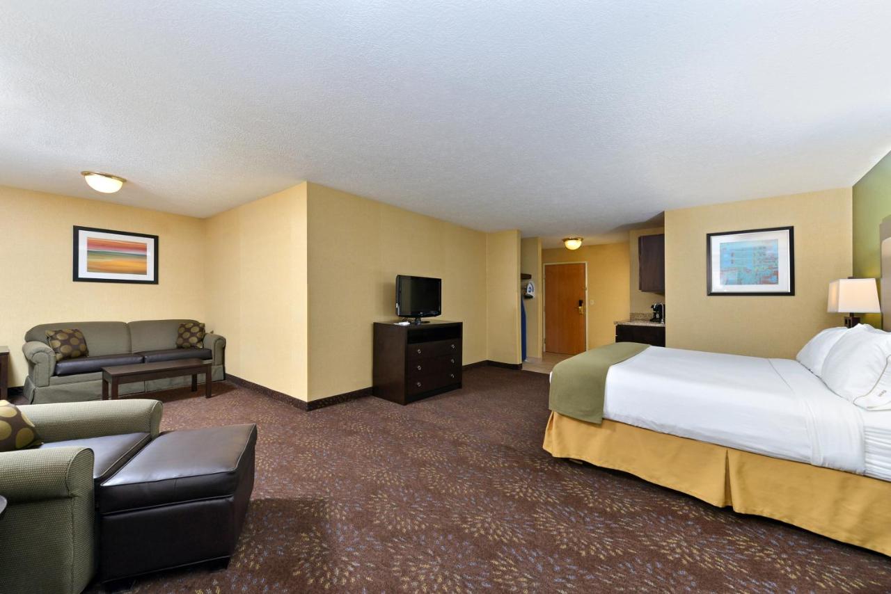 Deluxe King Room with Bath Tub - Hearing Accessible at Holiday Inn Express Hotel & Suites Charlotte, an IHG Hotel
