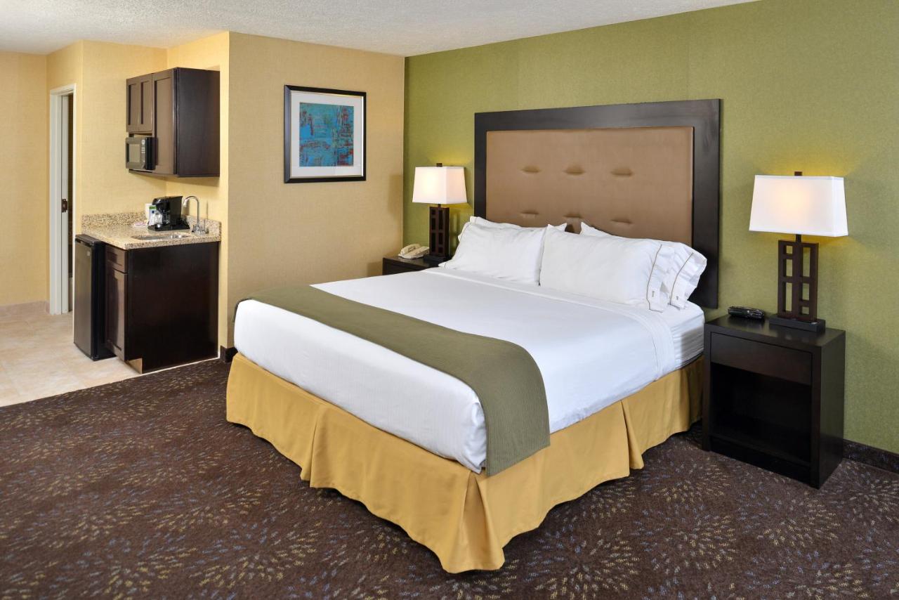 Deluxe King Room with Bath Tub - Hearing Accessible at Holiday Inn Express Hotel & Suites Charlotte, an IHG Hotel