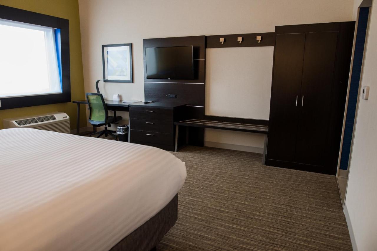 King Room - Mobility Access Tub - Non-Smoking at Holiday Inn Express & Suites Marietta by IHG
