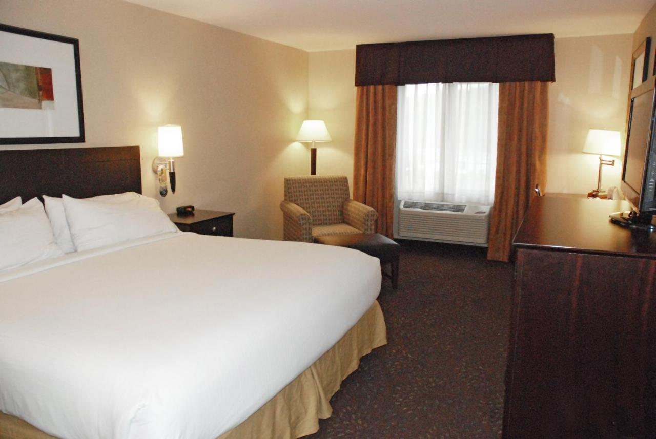King Room - Disability Access/Roll in Shower at AmericInn by Wyndham Hill City Mt Rushmore