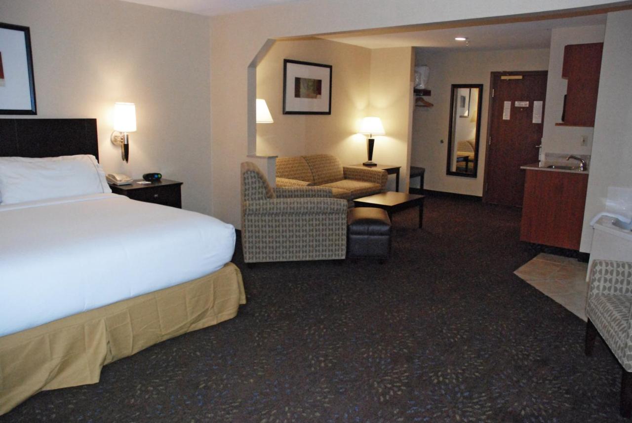 Deluxe Suite - Hearing Accessible - Non-Smoking at AmericInn by Wyndham Hill City Mt Rushmore