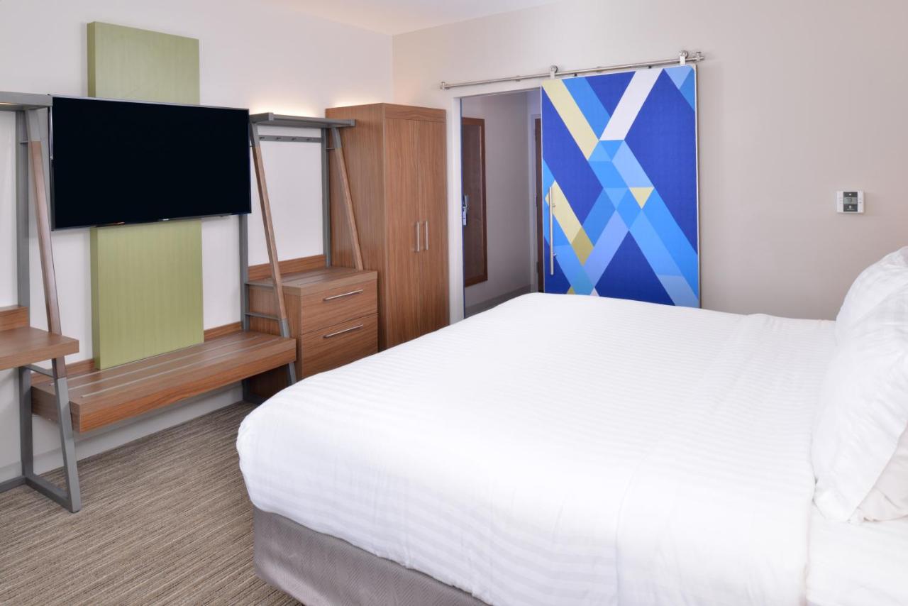King Suite at Holiday Inn Express & Suites Madison by IHG