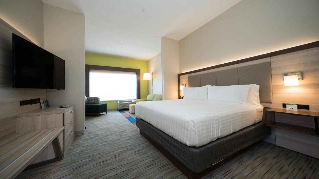 Suite - Mobility Access/Hearing Accessible at Holiday Inn Express & Suites Southaven Central - Memphis by IHG