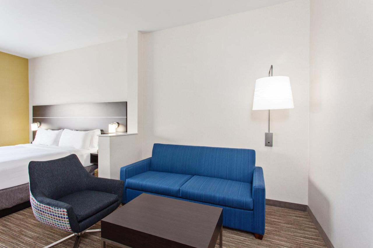 Deluxe King Room at Holiday Inn Express Hotel & Suites Oakland-Airport by IHG