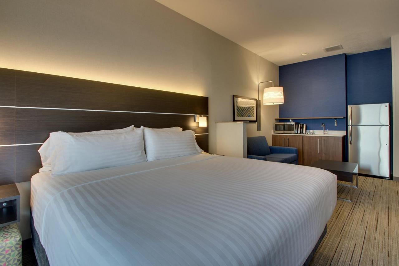 Deluxe King Room - Non-Smoking at Holiday Inn Express & Suites Morris by IHG