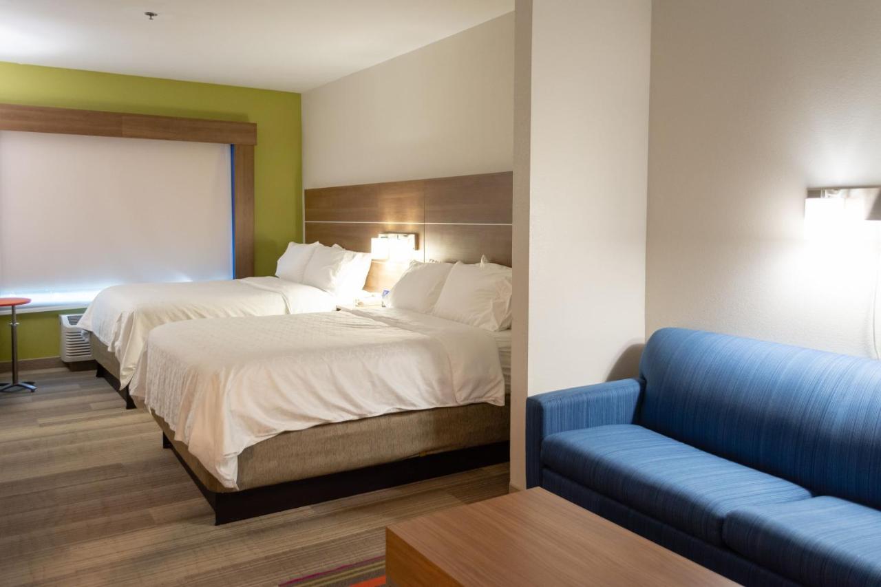 Queen Suite with Two Queen Beds at Holiday Inn Express Hotel & Suites Muskogee by IHG