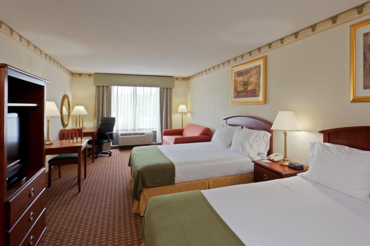 Queen Suite at Holiday Inn Express North East by IHG