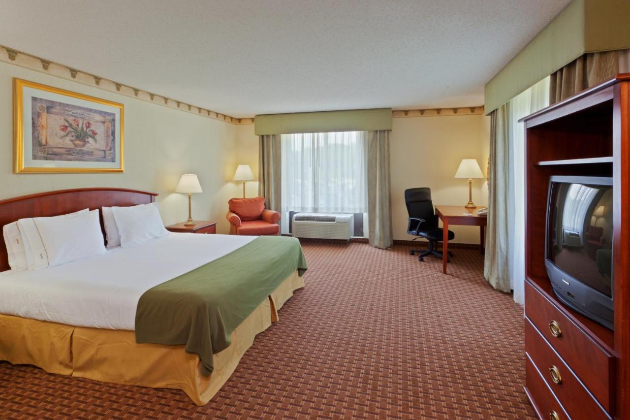 King Room Suite With Disabilty Access-Non Smoking at Holiday Inn Express North East by IHG