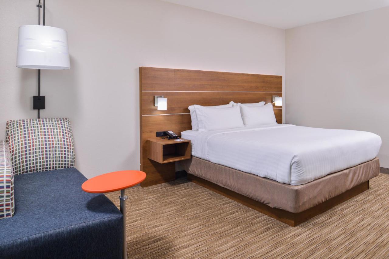 King Room - Hearing Accessible - Non-Smoking at Holiday Inn Express & Suites Siloam Springs by IHG