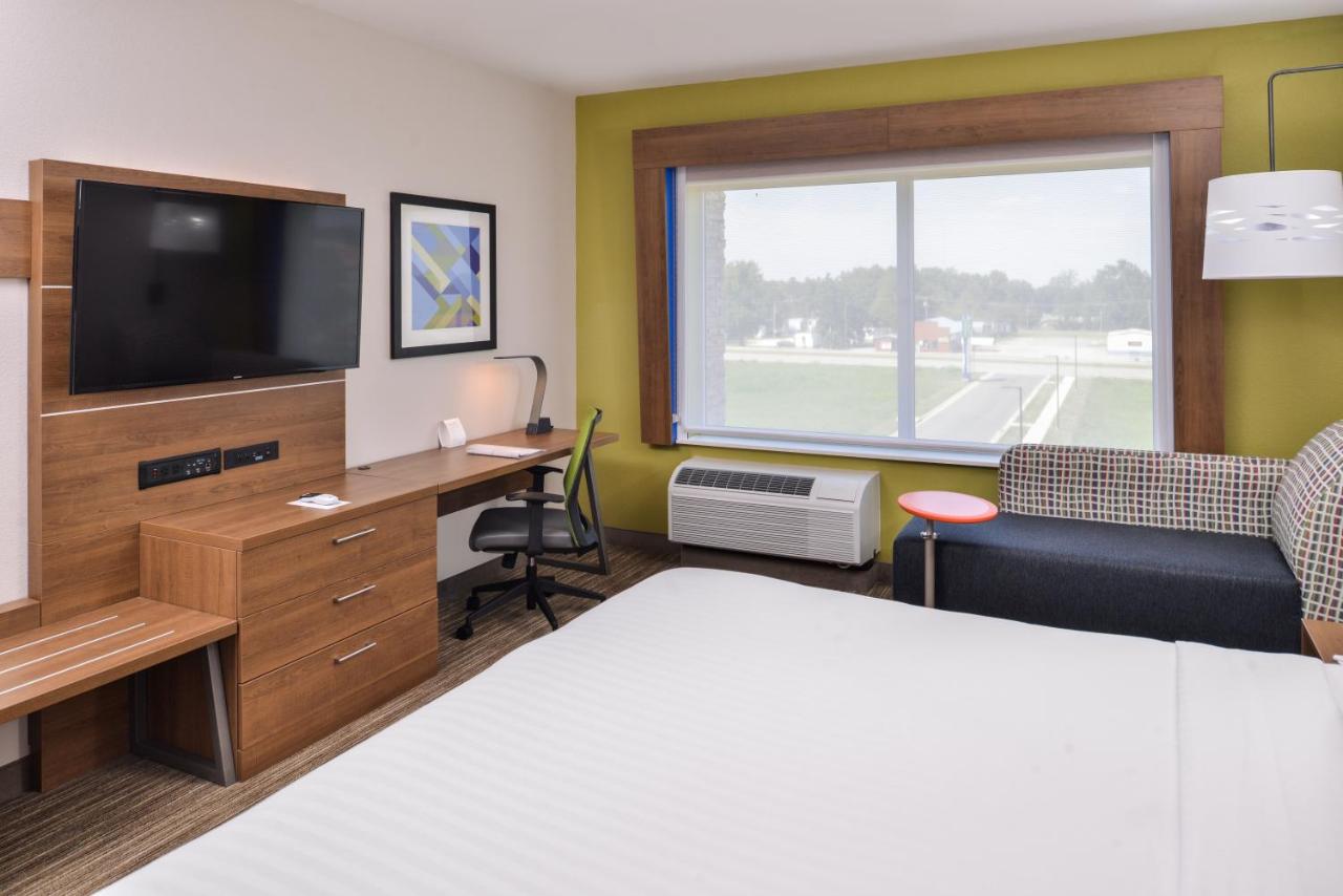 Leisure King Room - Non-Smoking at Holiday Inn Express & Suites Siloam Springs by IHG