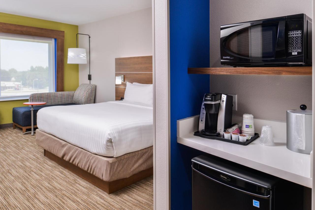 Leisure King Room - Non-Smoking at Holiday Inn Express & Suites Siloam Springs by IHG