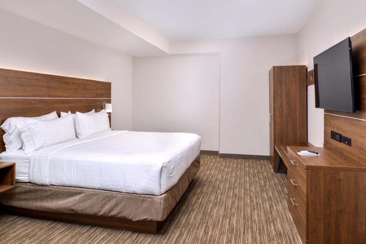 King Suite - Non-Smoking at Holiday Inn Express & Suites Siloam Springs by IHG