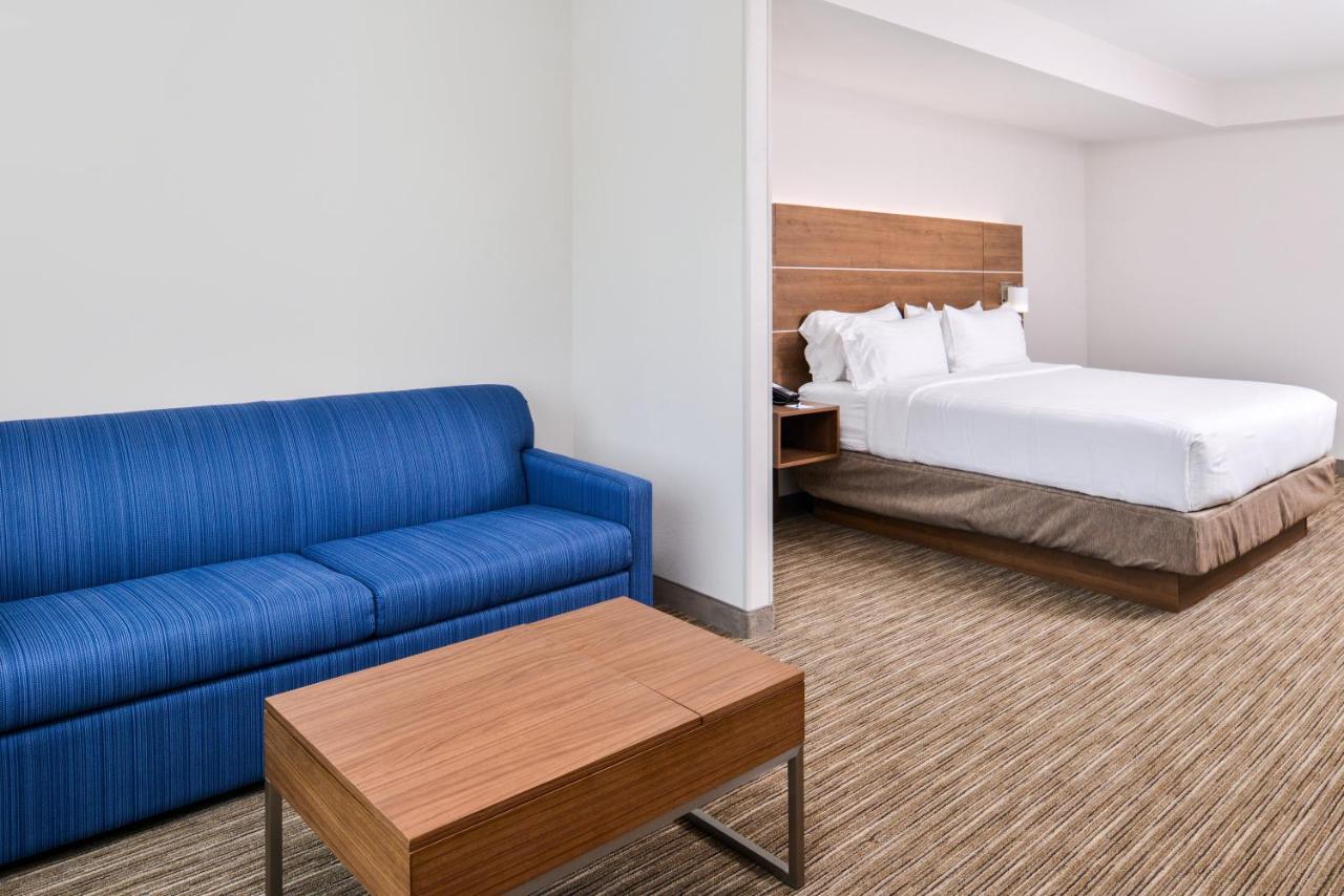 King Suite - Non-Smoking at Holiday Inn Express & Suites Siloam Springs by IHG