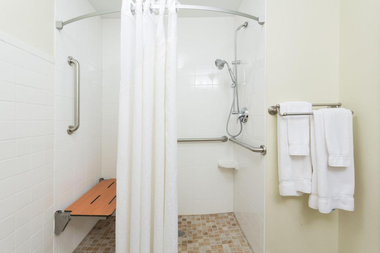 King Room - Mobility Access/Roll in Shower - Non-Smoking at Holiday Inn Express and Suites Moultrie by IHG