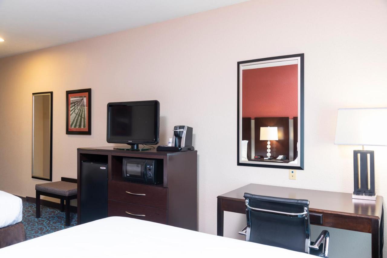 Queen Room with Two Queen Beds at Holiday Inn Express Hotel & Suites New Philadelphia by IHG