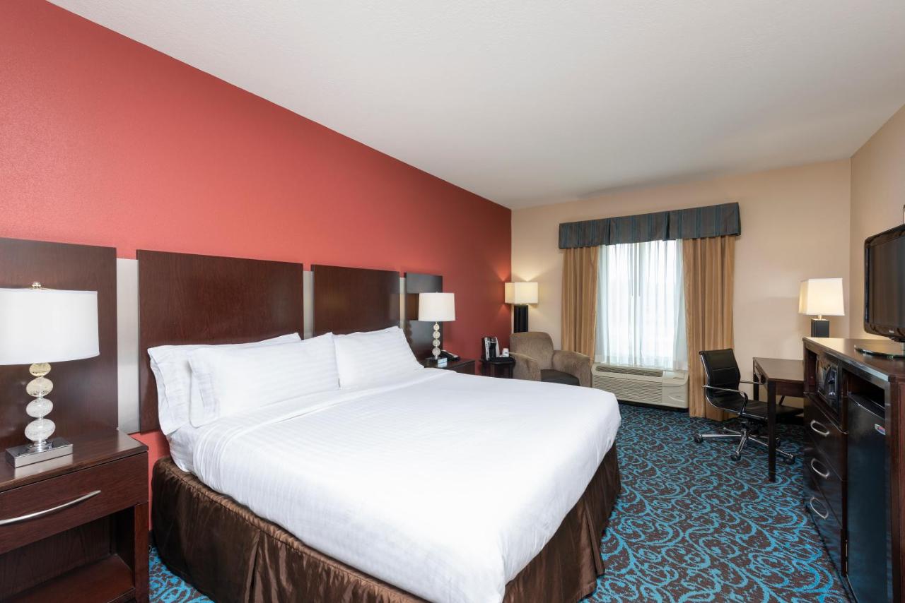 King Room with Spa Bath at Holiday Inn Express Hotel & Suites New Philadelphia by IHG