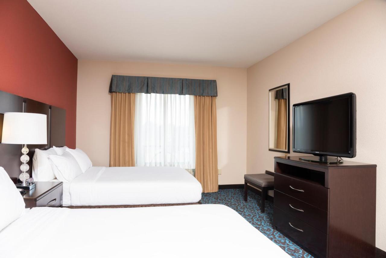Queen Room with Two Queen Beds at Holiday Inn Express Hotel & Suites New Philadelphia by IHG