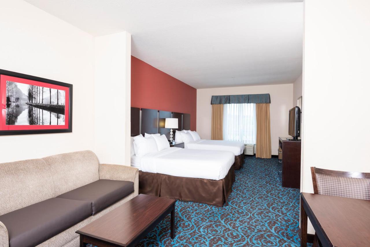 King Suite at Holiday Inn Express Hotel & Suites New Philadelphia by IHG
