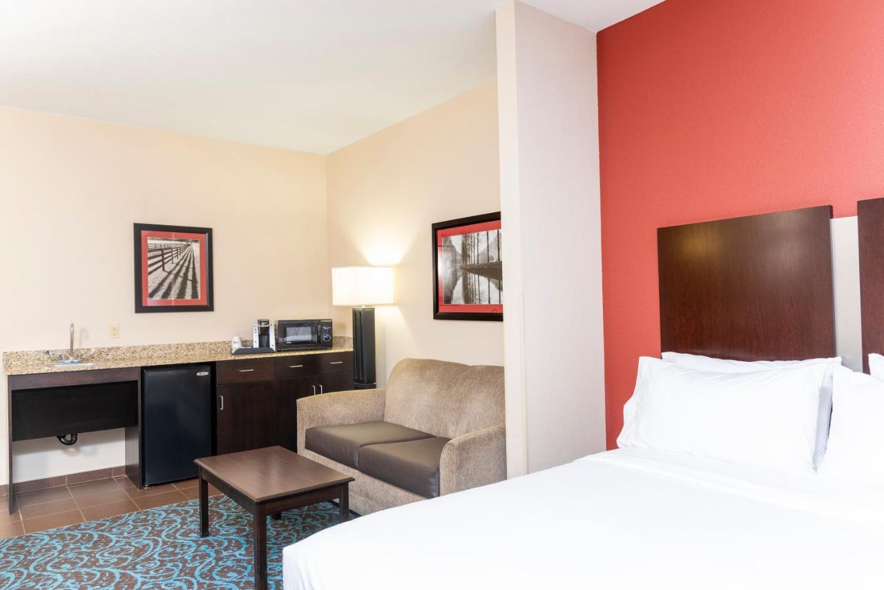 King Suite at Holiday Inn Express Hotel & Suites New Philadelphia by IHG