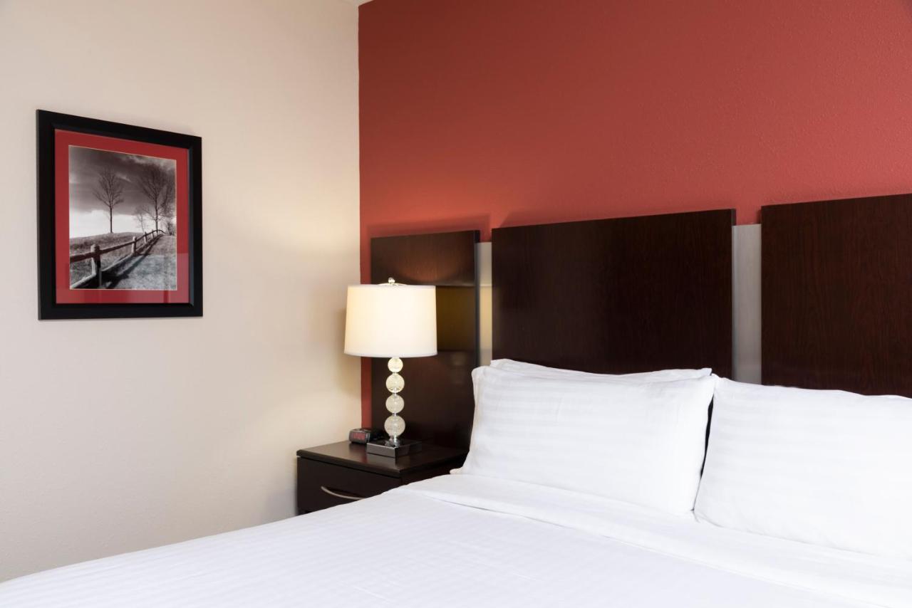 King Suite at Holiday Inn Express Hotel & Suites New Philadelphia by IHG