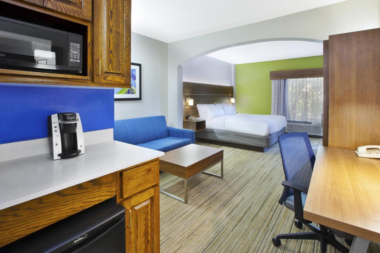 One Bed Studio Hear Access Roll Shower - Non-Smoking at Holiday Inn Express & Suites Milford, an IHG Hotel