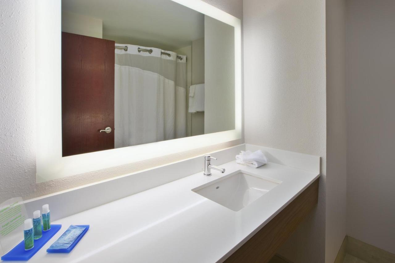 One Bed Studio Hear Access Roll Shower - Non-Smoking at Holiday Inn Express & Suites Milford, an IHG Hotel