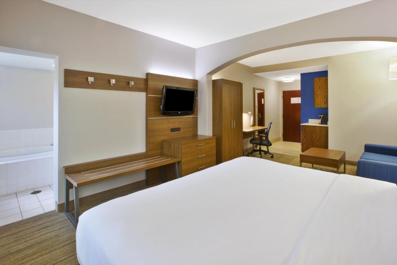 King Suite with Hot Tub - Non-Smoking at Holiday Inn Express & Suites Milford, an IHG Hotel