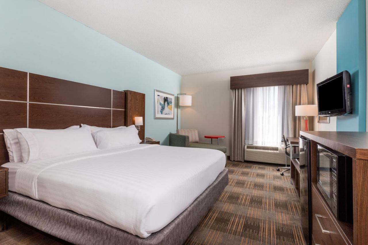 King Room - Hearing Accessible - Non-Smoking at Holiday Inn Express & Suites Grenada by IHG