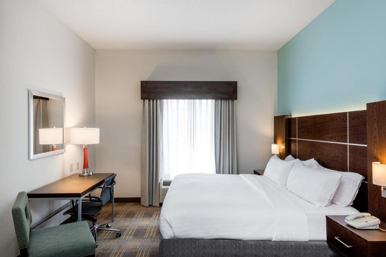 King Room - Hearing Accessible - Non-Smoking at Holiday Inn Express & Suites Grenada by IHG